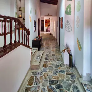 lady-mom-hostal.colombiamedellinhotels.com/